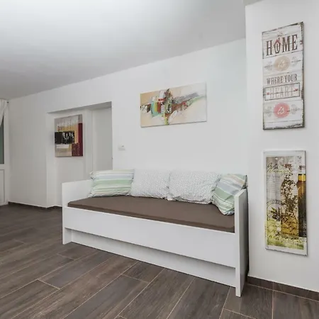 Apartma Stanovanje *